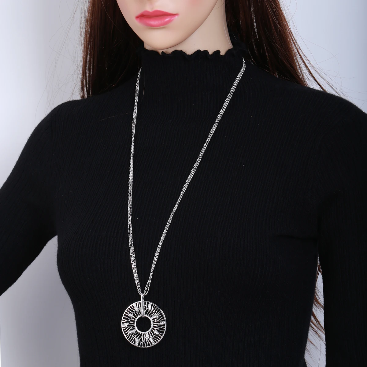 Ожерелье женское многослойное золотистое с полым кулоном