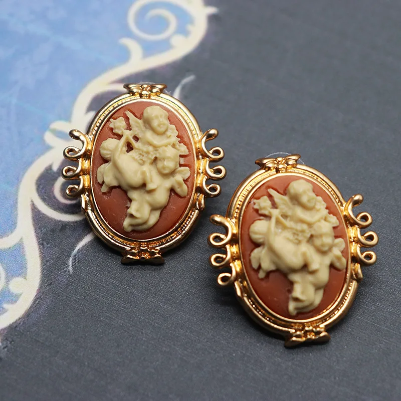 

Portrait embossed retro trend French earrings