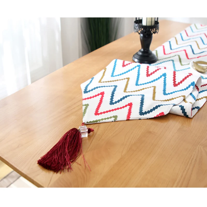 Декоративная скатерть в полоску с геометрическим элементом | Дом и сад