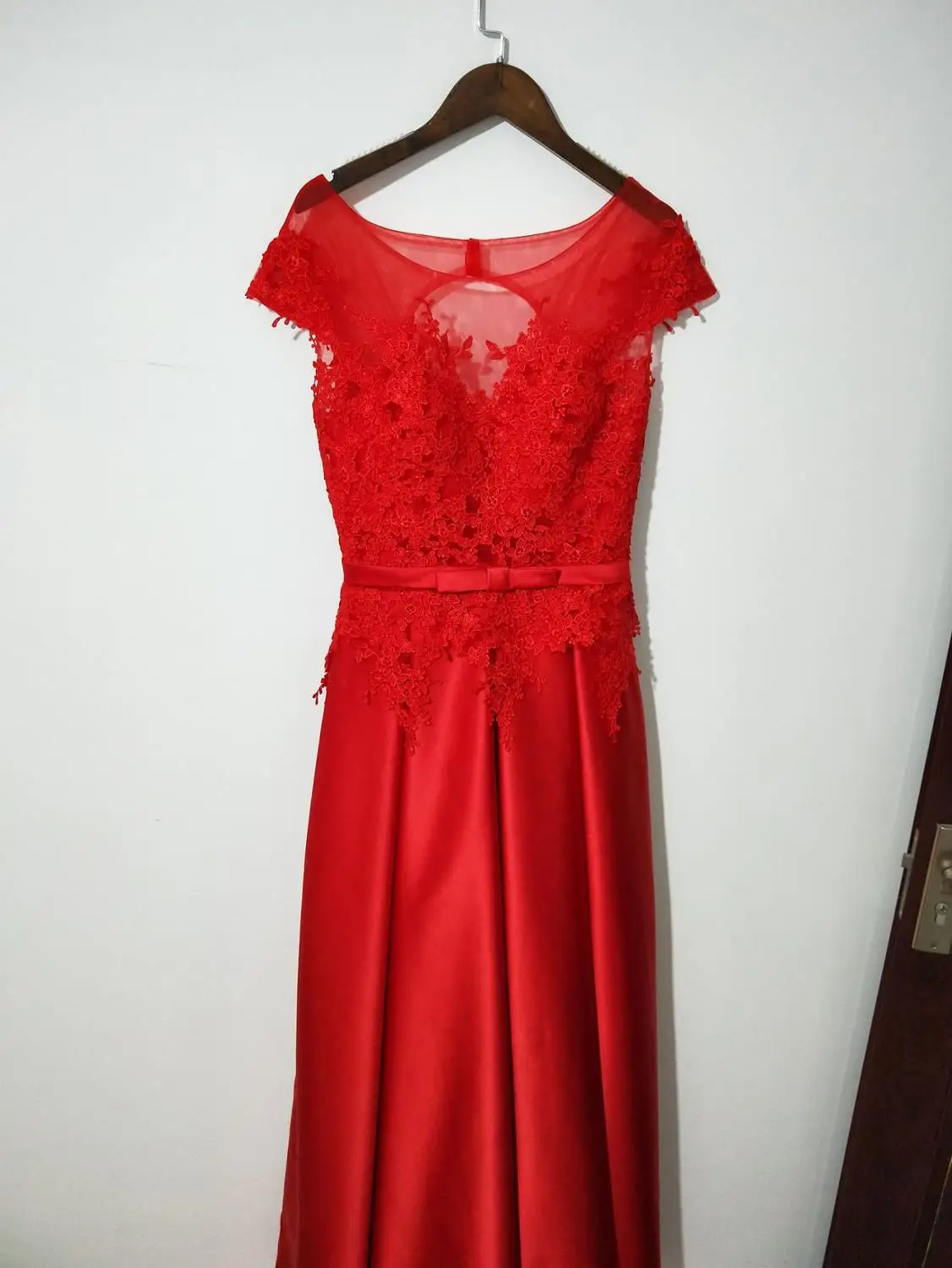 

Vintage Lace Evening Dresses Sexy Open Back Sheer Neck Satin Party Prom Gowns Floor Length A Line Long Formal Occasion Dress