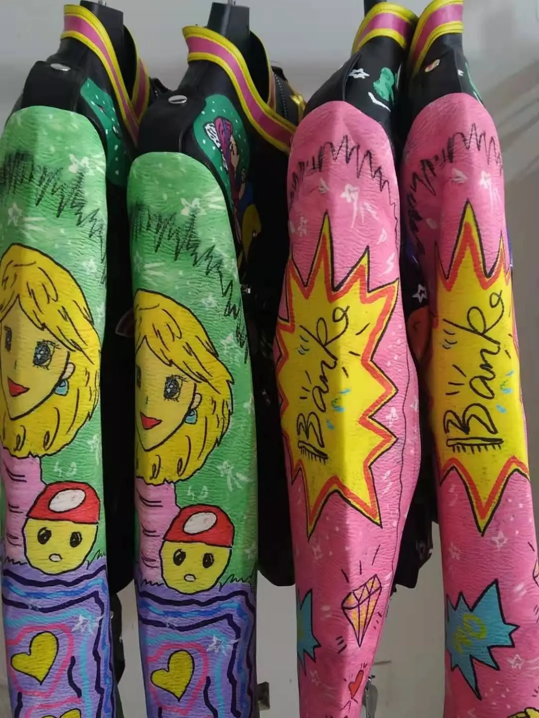 Женская кожаная куртка в стиле панк из искусственной кожи с граффити и