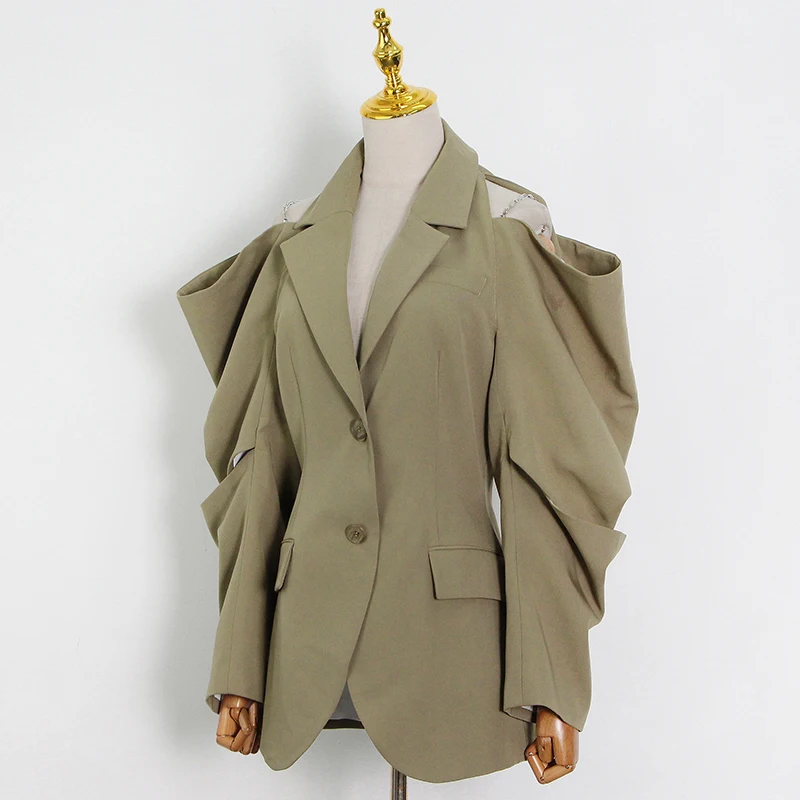 Женское Плиссированное пальто TWOTWINSTYLE однотонное с длинным рукавом и вырезом на