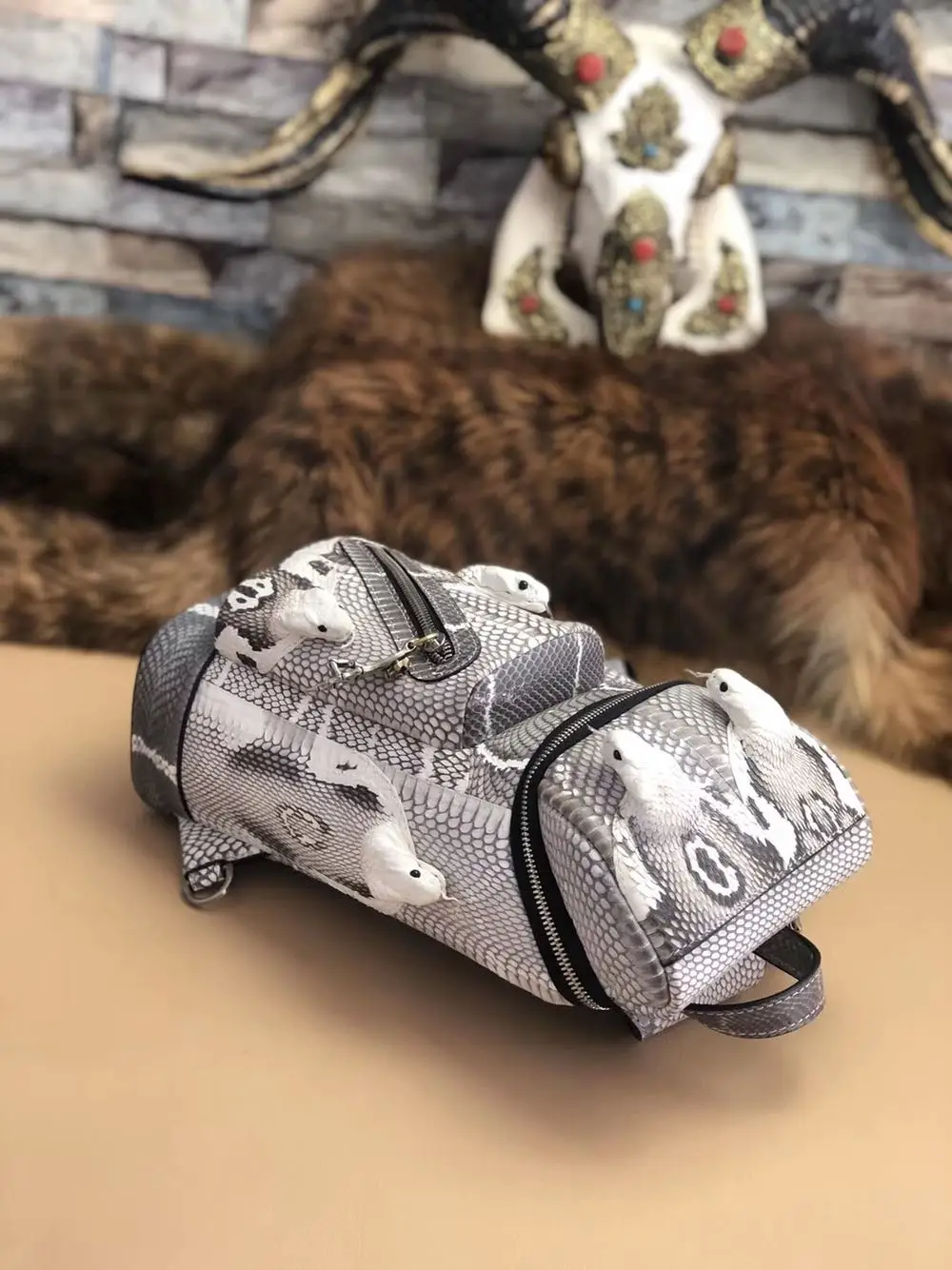 Рисунок 3 - Мужская нагрудная сумка из змеиной кожи