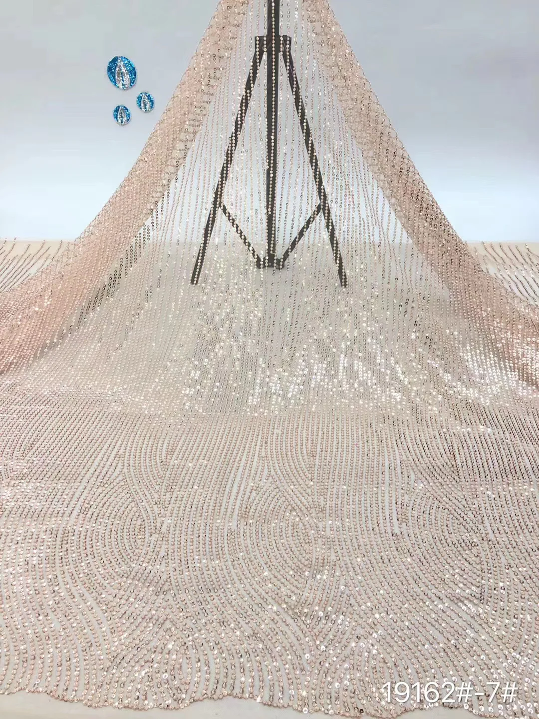 

Africa French Sequined Tulle Lace Fabric 2020 High Quality Lace Embroidered Women's Dress Nigeria Lace Fabric D41641