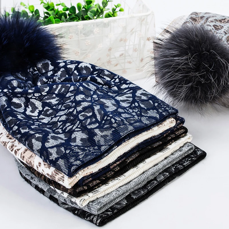 

Winter Women's Beanie Hat with Pompom Causal Metallic Color Printing Cracked Slouchy Beanies with Raccoon Fur Pompom for Ladies