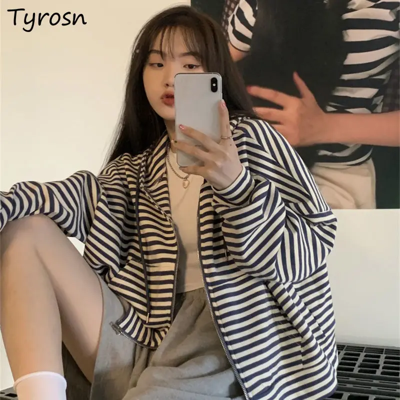 

Женская демисезонная укороченная куртка в полоску, с капюшоном