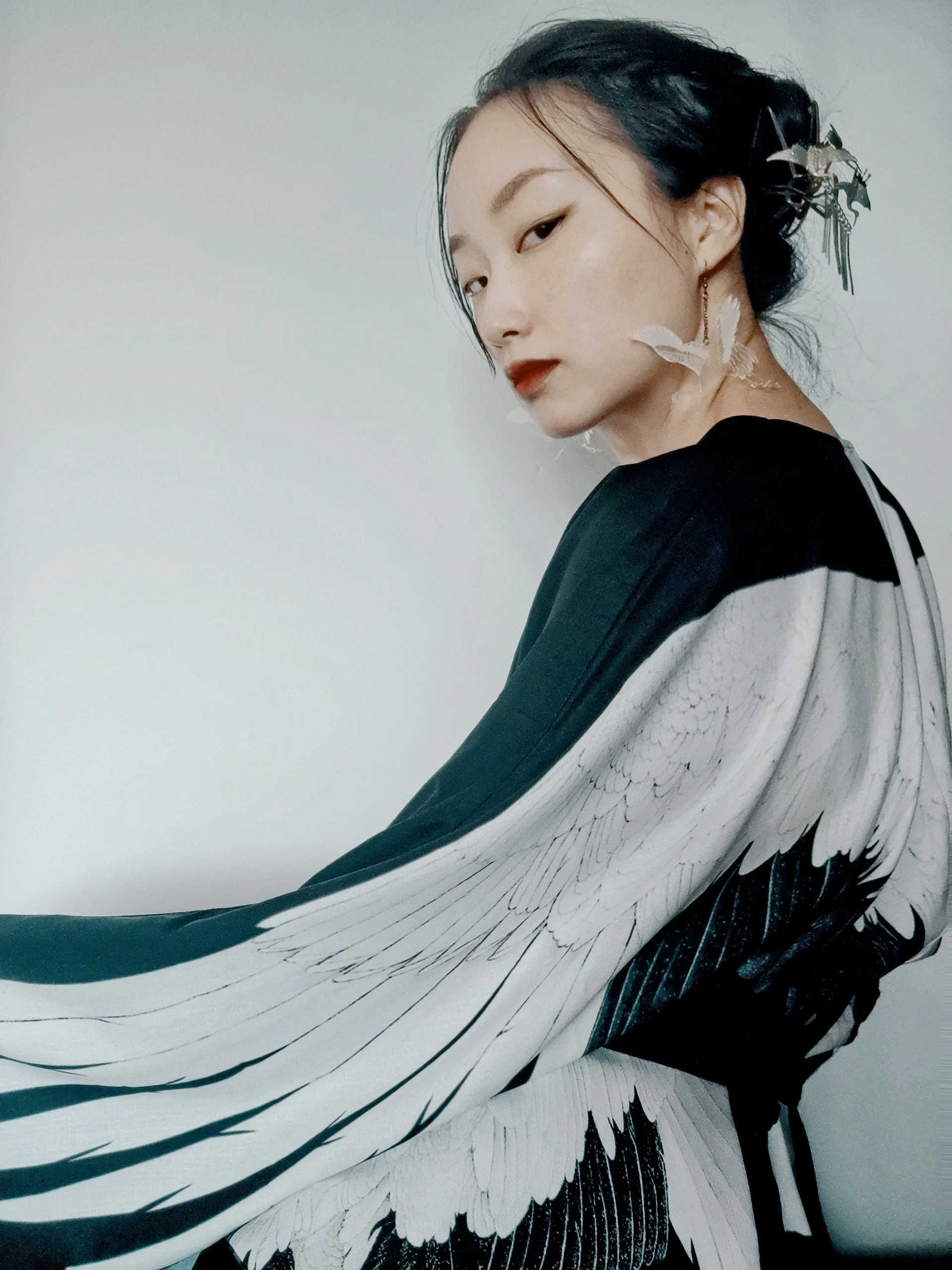 Платье-кимоно женское свободного кроя длинное черное с V-образным вырезом и