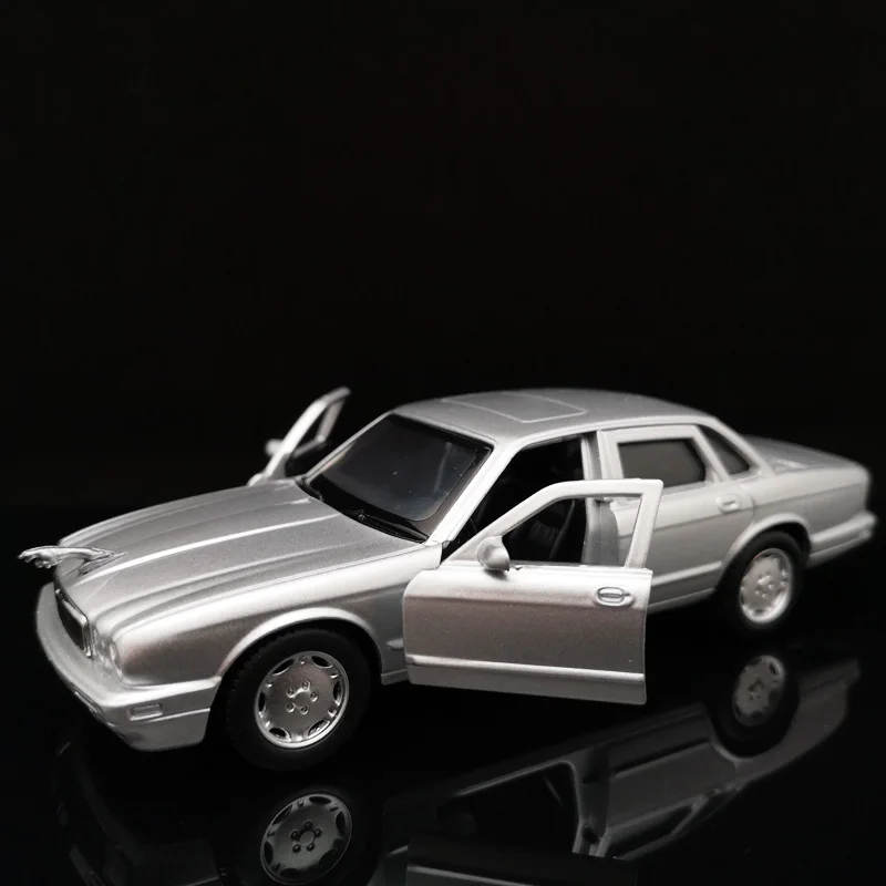 Коллекционная игрушка Jaguar XJ6 коллекционная из сплава в масштабе 1/32 подарок для