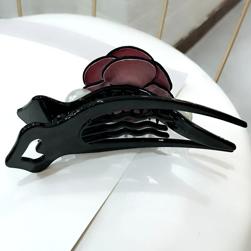 

Korea Fabric Adult Large Word Duckbill Clip Simple Sweet Camellia Imitation Pearl Hair Clip for Women Fashion Hair Accessories