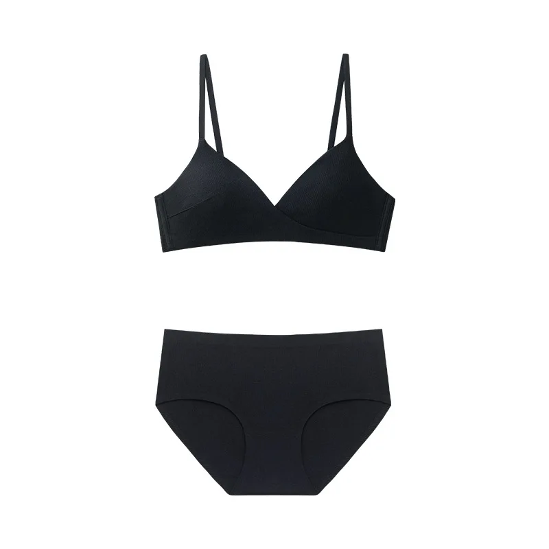 Комплект женского нижнего белья из бюстгальтера и трусиков с треугольной чашкой