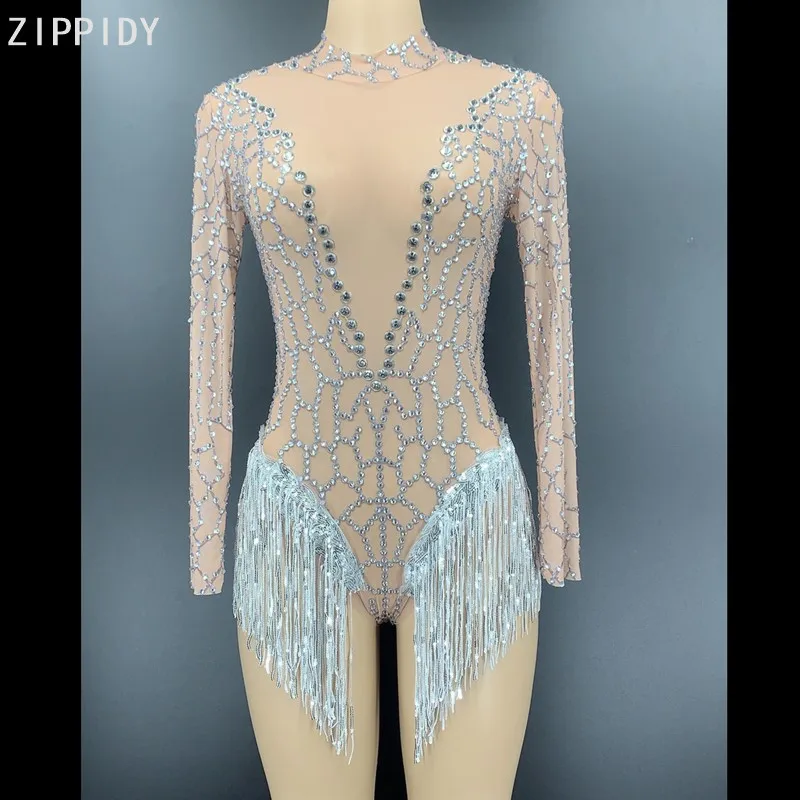 Серебристыми блестками кисточкой стразы на сетчатой основе боди телесного цвета