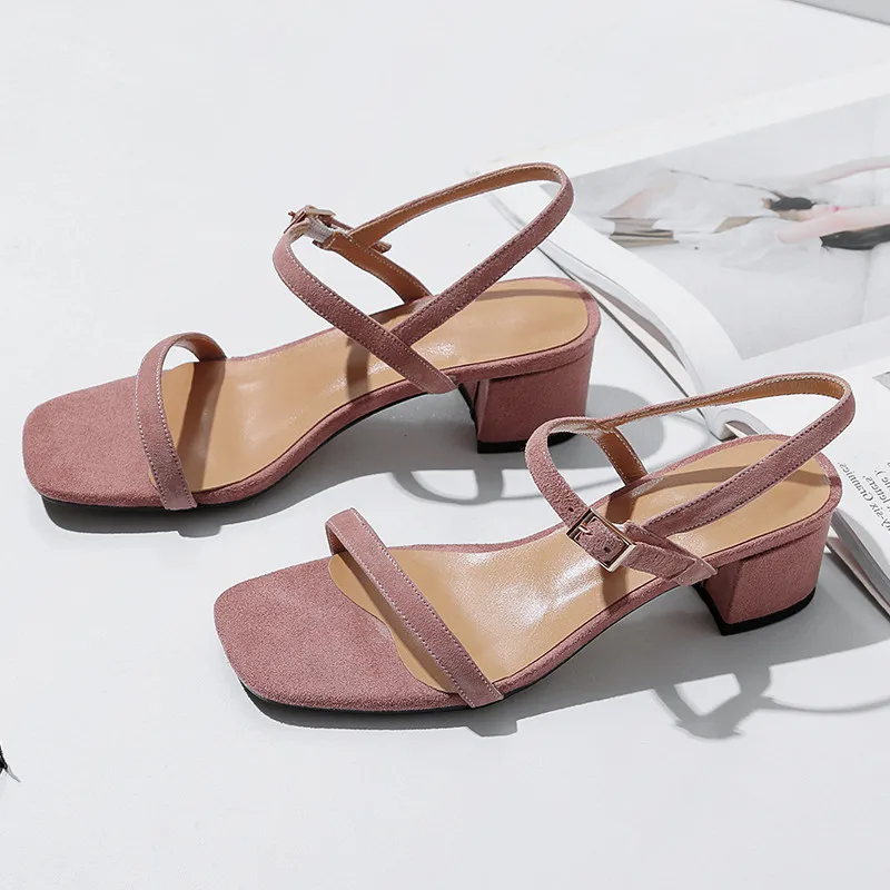 Новинка Модные женские босоножки Сандалии с пряжкой на низком каблуке Простая