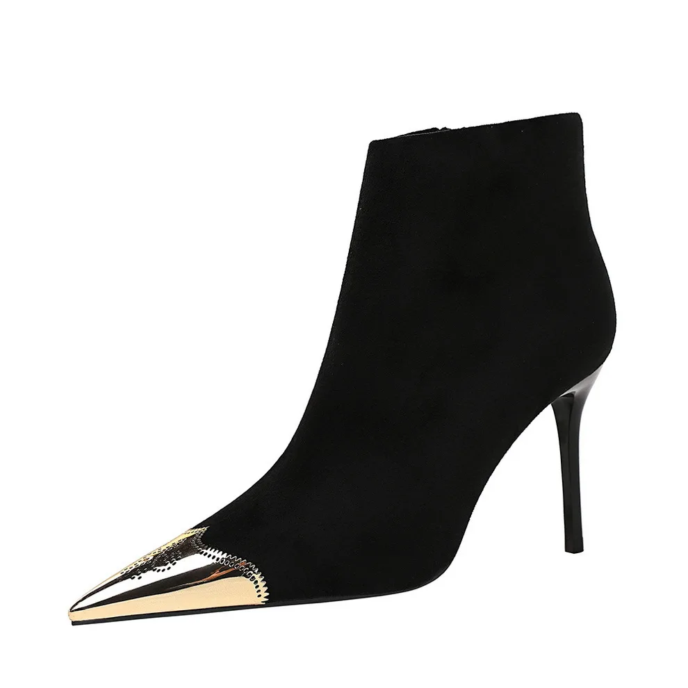 

Стильные пикантные облегающие замшевые ботинки телесного цвета на высоком тонком каблуке-шпильке с металлическим острым носком и боковой ...