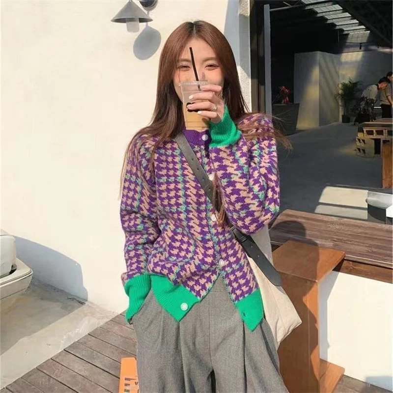 

Женский трикотажный кардиган в стиле «гусиные лапки»