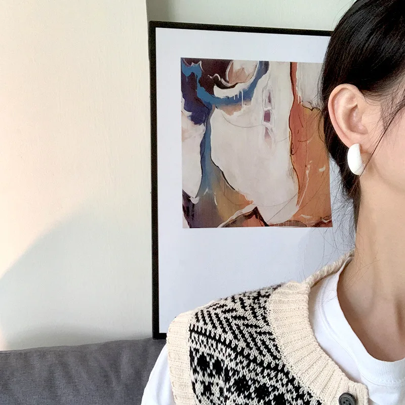 

Temperament S925 Silver Pin Earrings Fashionable Wooden Earrings Individual Jewelry Exquisite Elegant Simple C-shaped Earrings