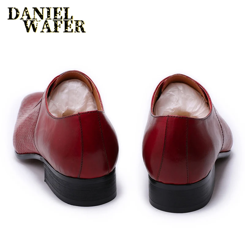 Модные мужские кожаные туфли со змеиным принтом черные красные повседневные