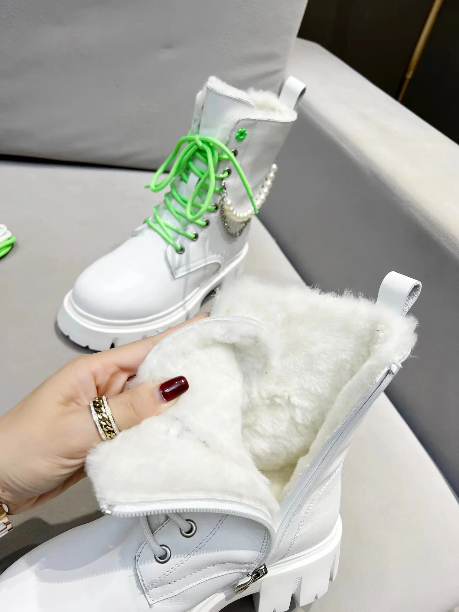 

Women Winter Ankle Boots With Wool Fur Luxury Brand Fashion Snow Short Booties Chain Warm Thick Soled High-Top Shoes Female 2021