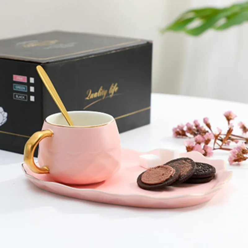 

Creative European Small Luxury Ceramic Coffee Cup and Saucer Set Latte Mug with Spoon Stirring Cup Drawing Gold Handle