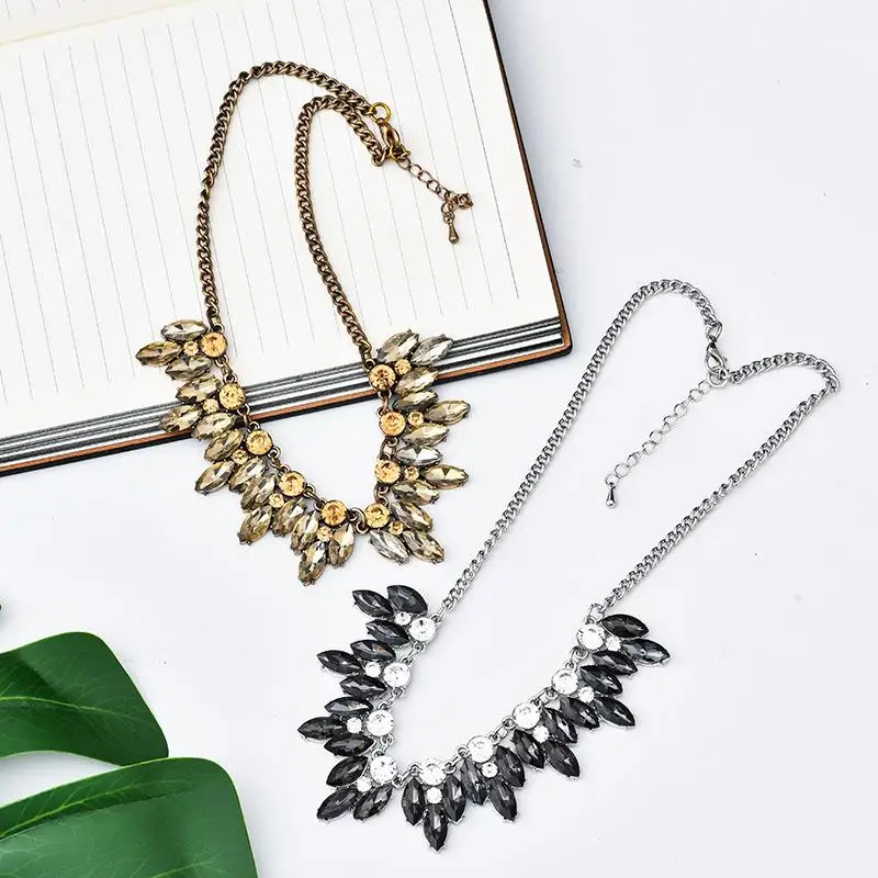 

2020 New Exaggerated Necklace Bridal Accessories Fashion Exquisite Glass Crystal Short Chain Female Accessories Free Shipping