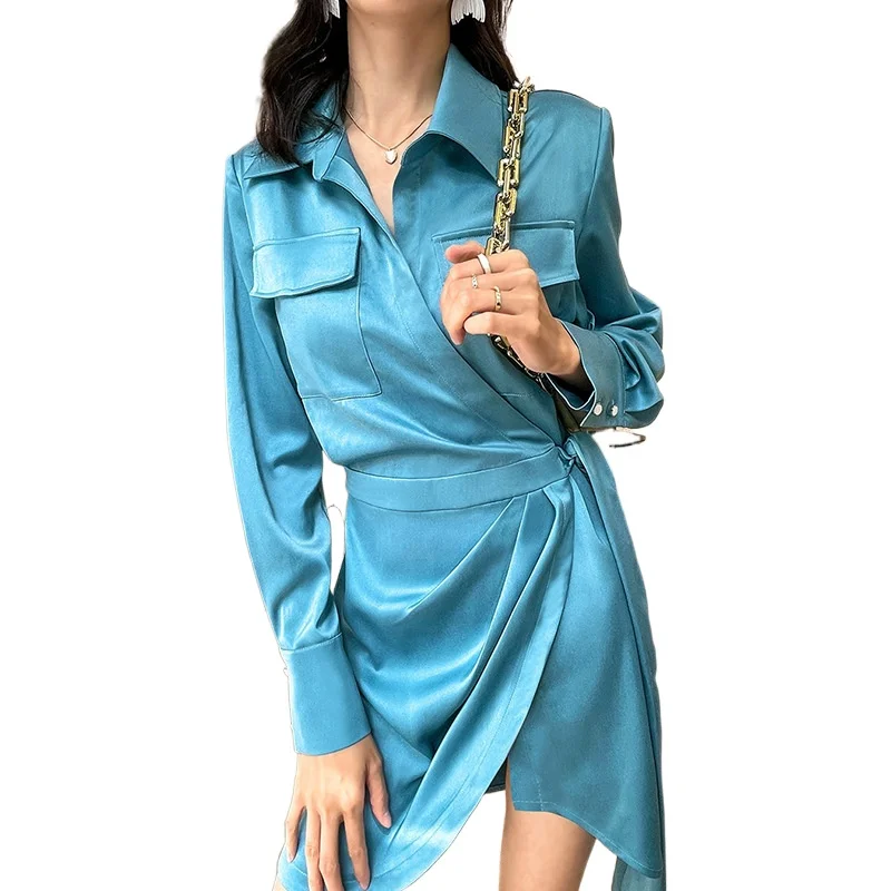 

Женское длинное атласное платье-рубашка с карманами