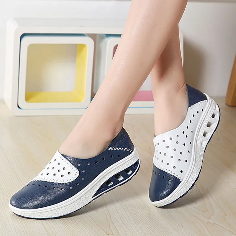 Женские кроссовки из натуральной кожи на плоской подошве платформе с вырезами