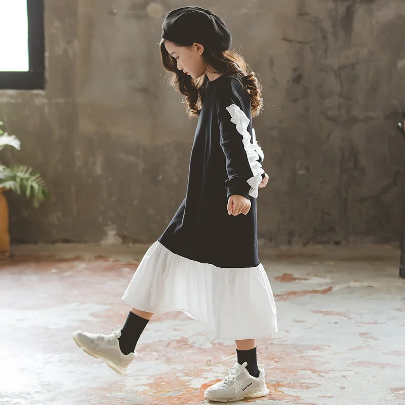 Повседневное осенне-зимнее яркое хлопковое платье с оборками и длинными