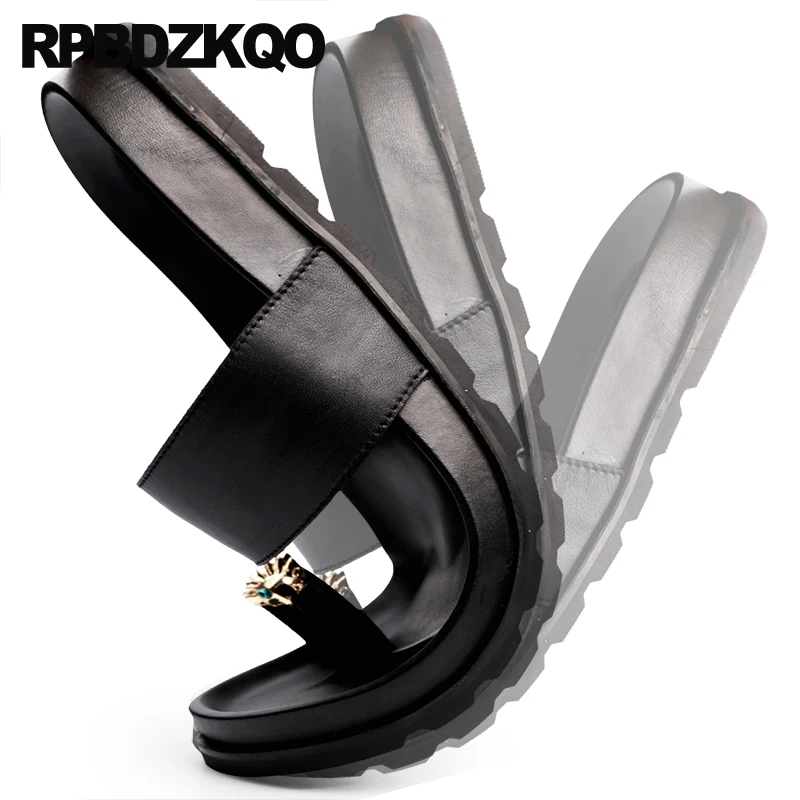 Шлепанцы без задника с открытыми пальцами металлическими известный бренд