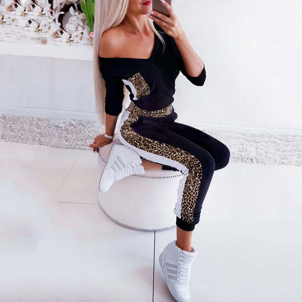 Комбинезон женский облегающий с леопардовым принтом и глубоким V образным