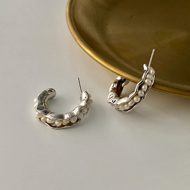 

Посеребренные серьги-кольца с пресноводным жемчугом