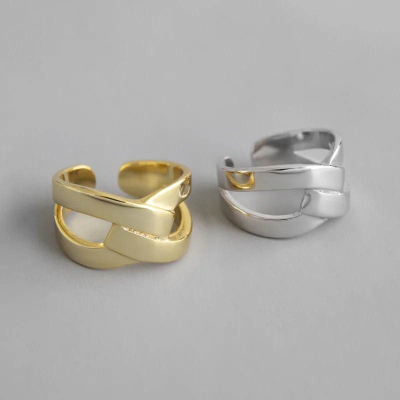 Женское серебряное кольцо с подвеской гладкое асимметричное женское в форме