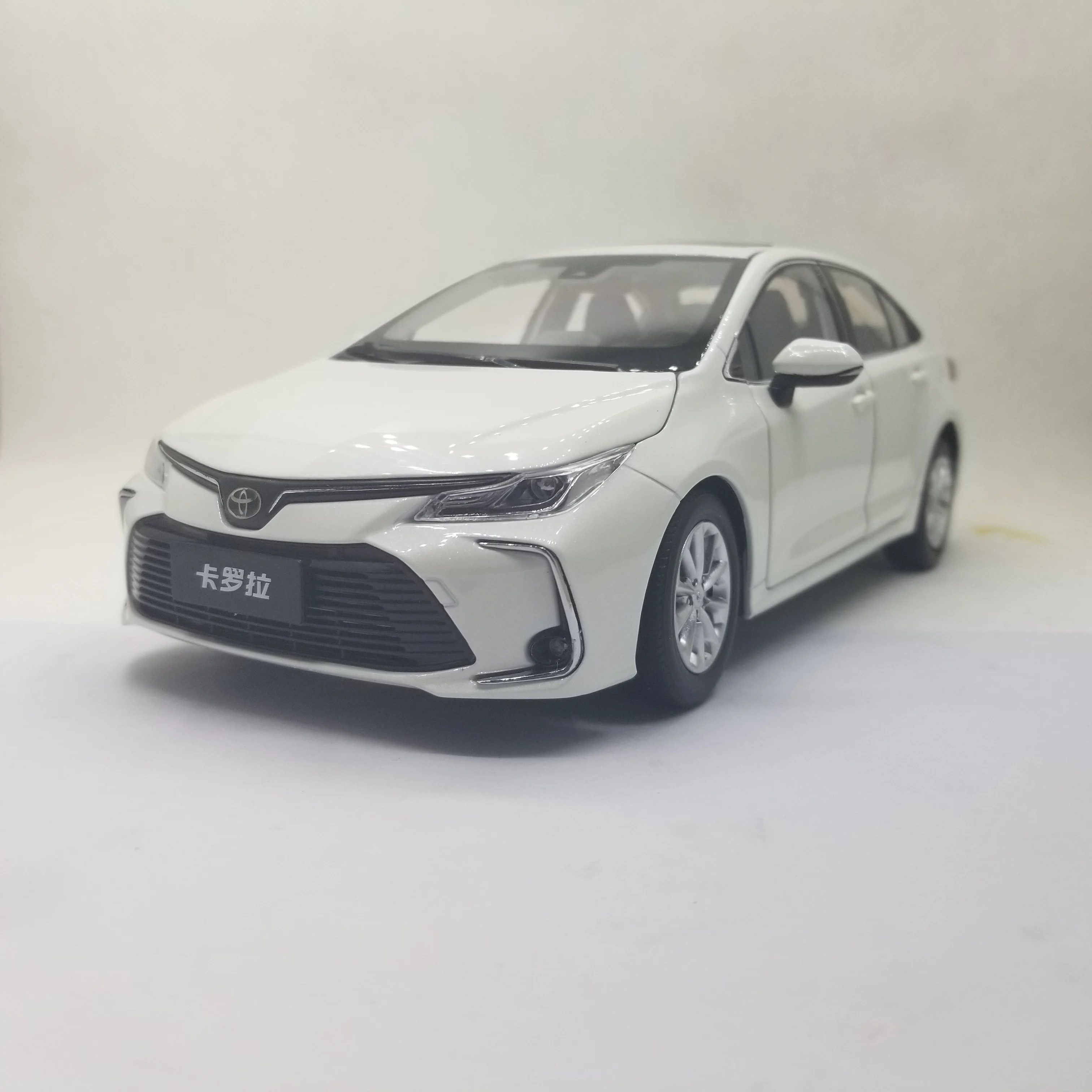 

1:18 Diecast Model for Toyota Corolla 2019 White Sedan Alloy Toy Car Miniature Collection Gifts Hot Selling Altis