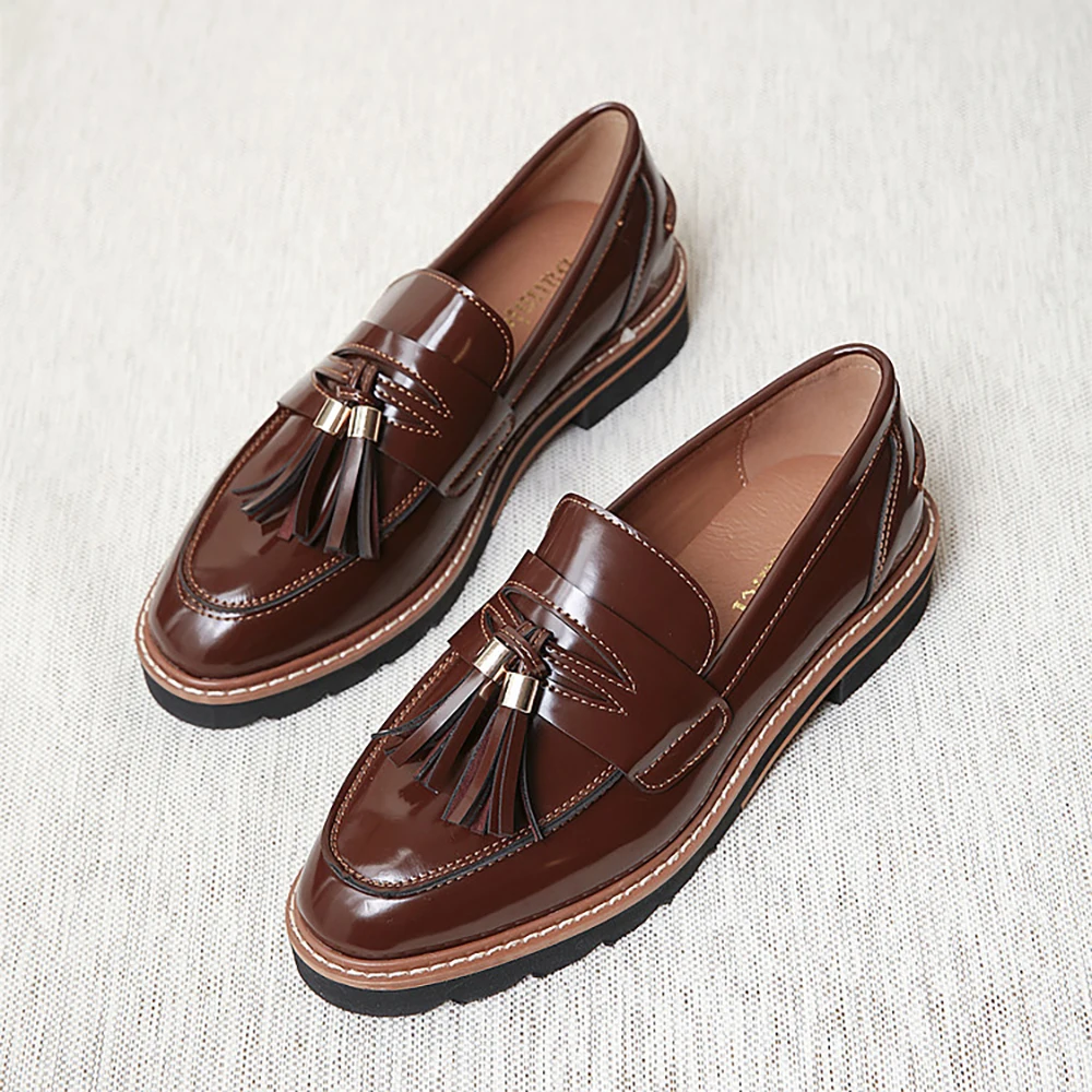 Туфли женские кожаные с круглым носком модные повседневные лоферы бахрома