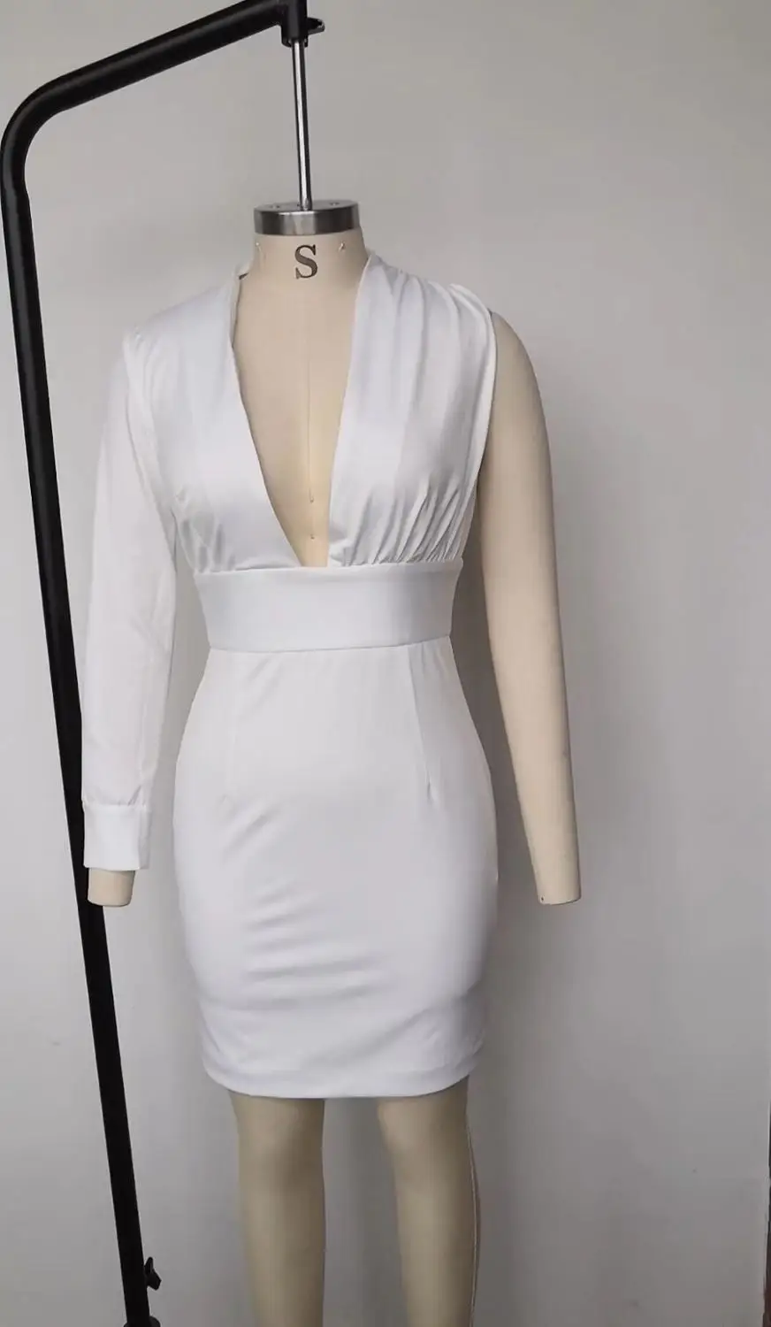 Женское однотонное платье с V образным вырезом зимнее белое длинным рукавом