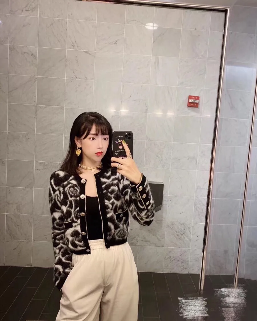 

Autumn 2020 new women's Black and white abstraction Cardigan slight Hair loss