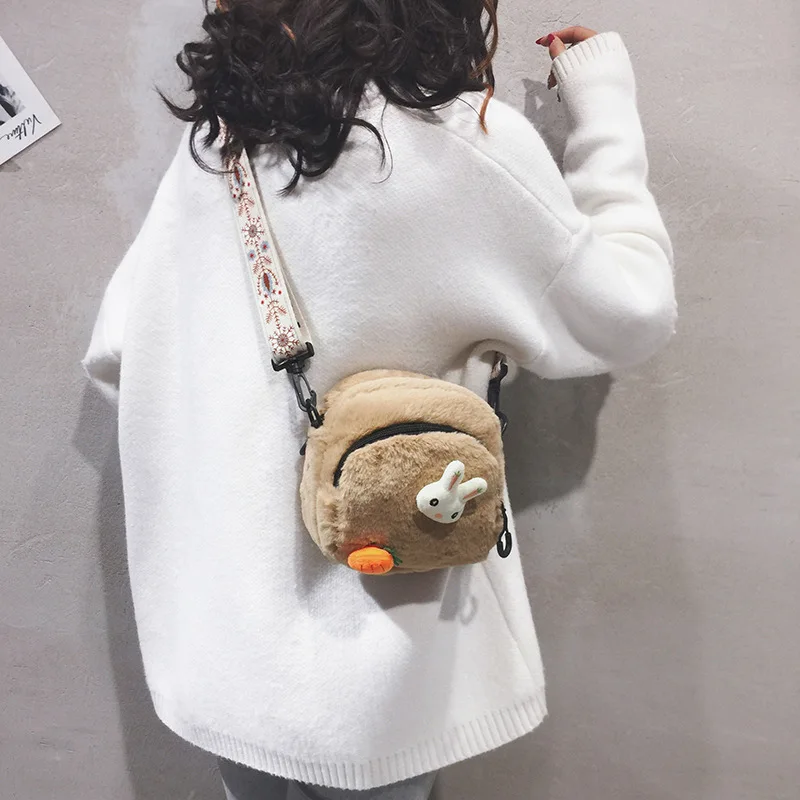 Женская сумка-мессенджер на плечо новинка 2020 осенняя и зимняя меховая маленькая