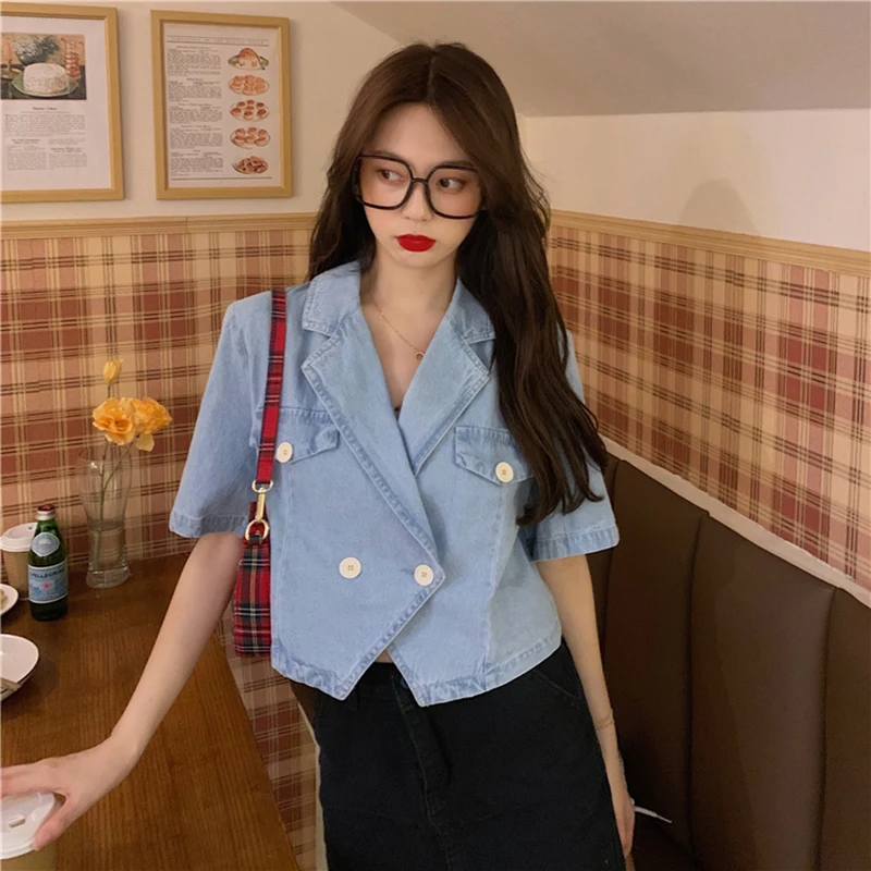 Женская джинсовая рубашка с коротким рукавом и воротником костюмом