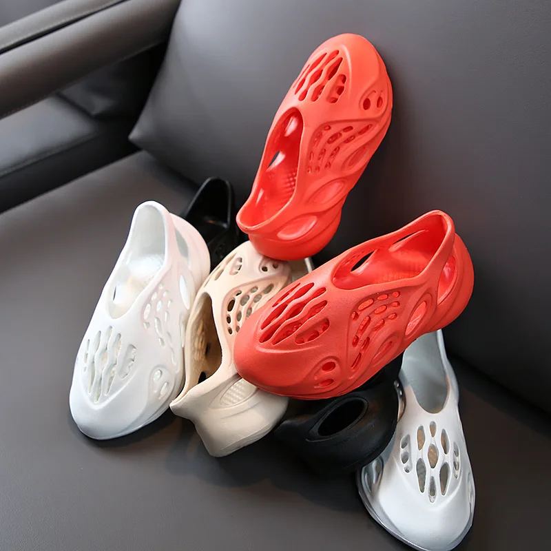 Детские легкие сандалии с дырками из пены модные пляжные летние тапочки для