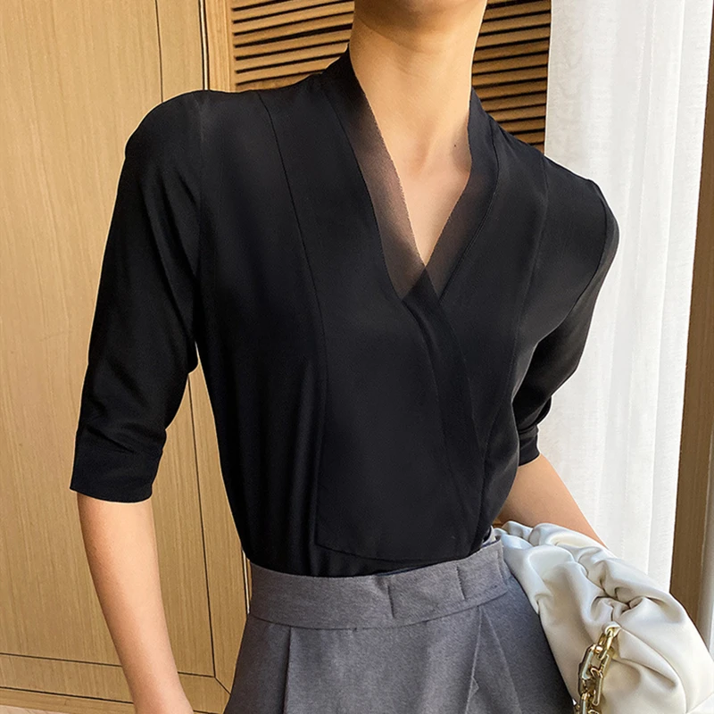 

2021 Summer Half Sleeve Shirt Ladies Silky Satin Top Non Ironing OL Commuter Elegant Office V Neck Fashion White Black Blouse