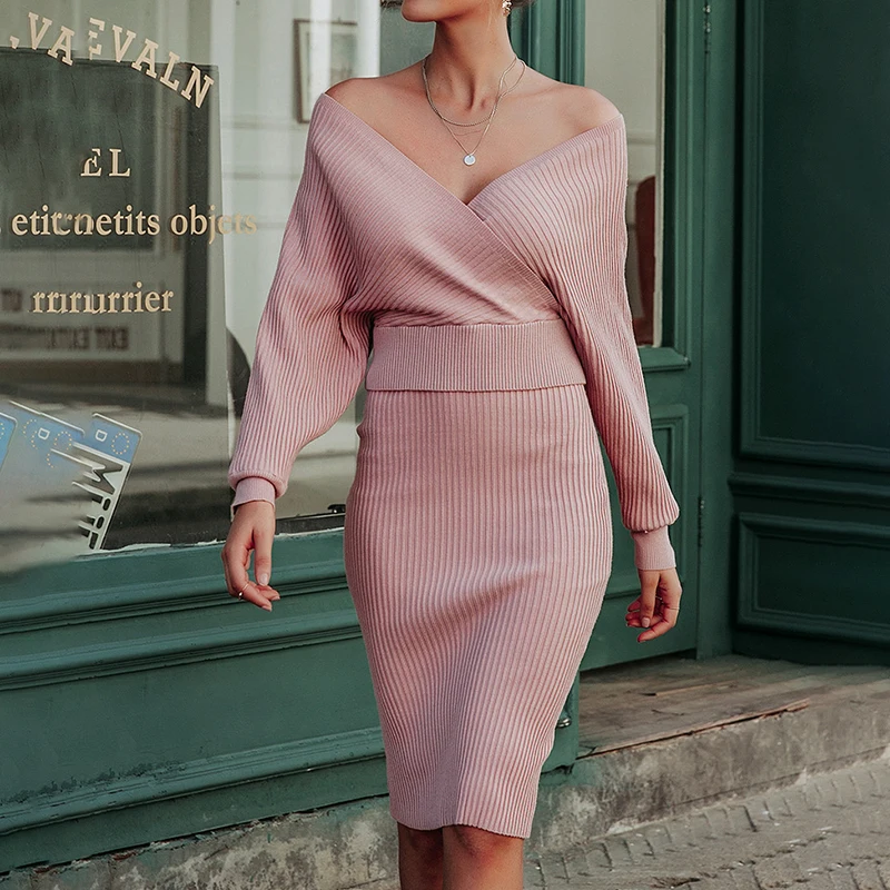 Женское трикотажное платье свитер с V образным вырезом и открытой спиной| |