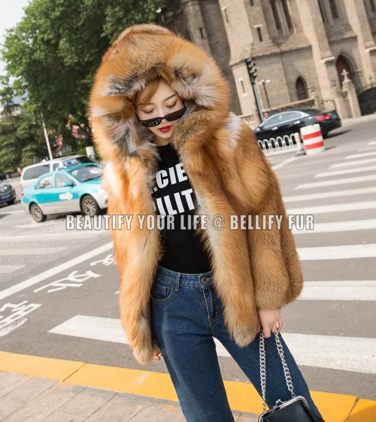 Женское зимнее пальто средней длины с капюшоном из натурального Лисьего меха |