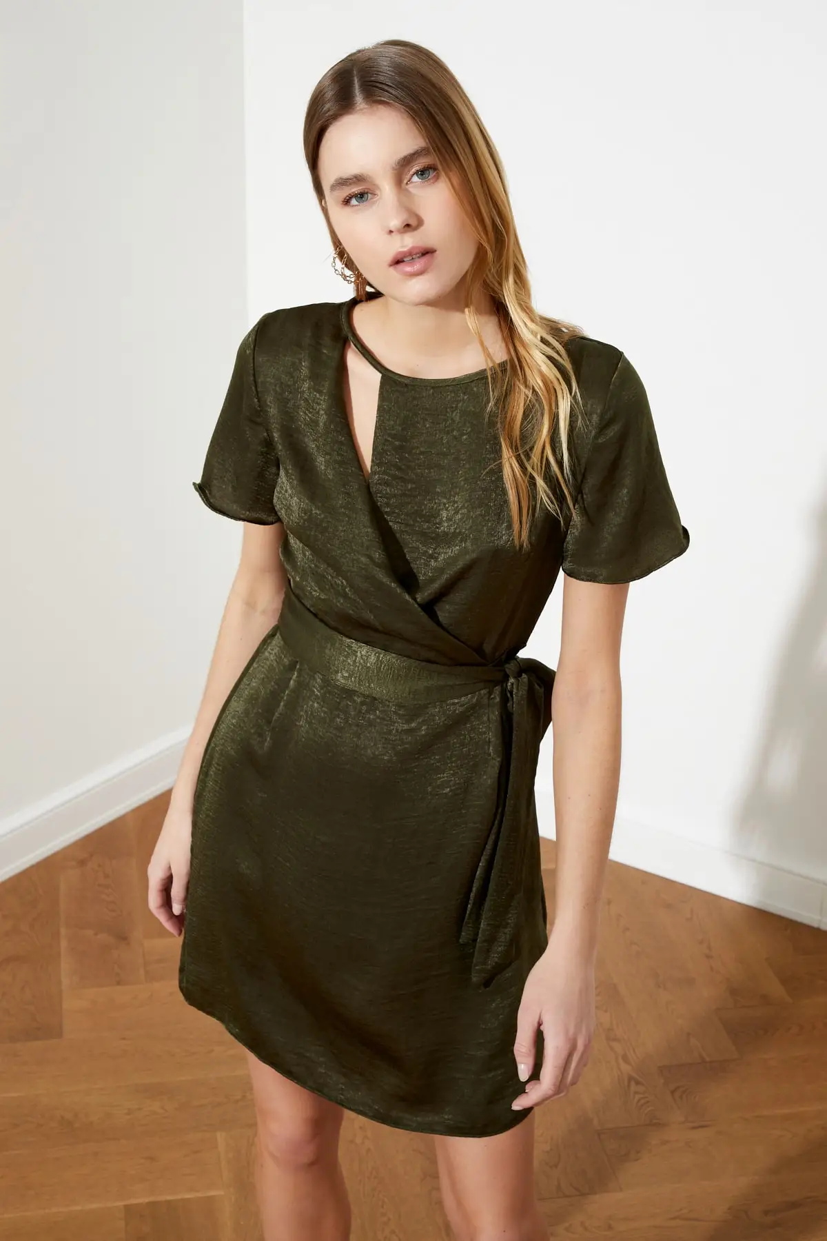 Сатиновое платье цвета хаки со шнуровкой TOFAW19AA0120|Женские платья| |