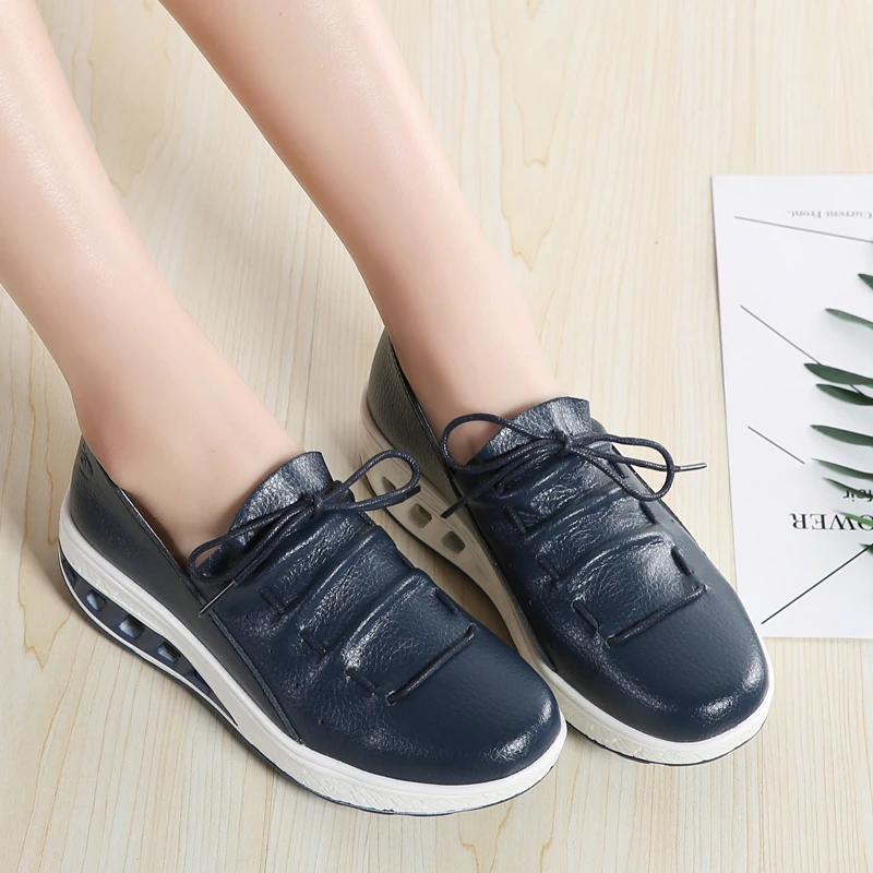 Женские кроссовки на платформе синие или белые кожаные танкетке для медсестер