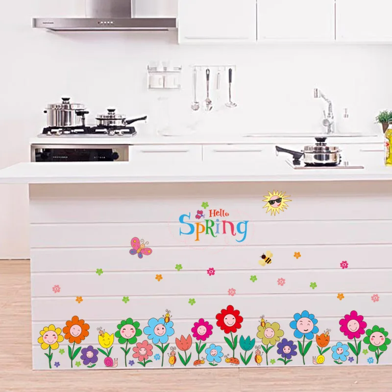 

The little bee's skirting line in the flowers