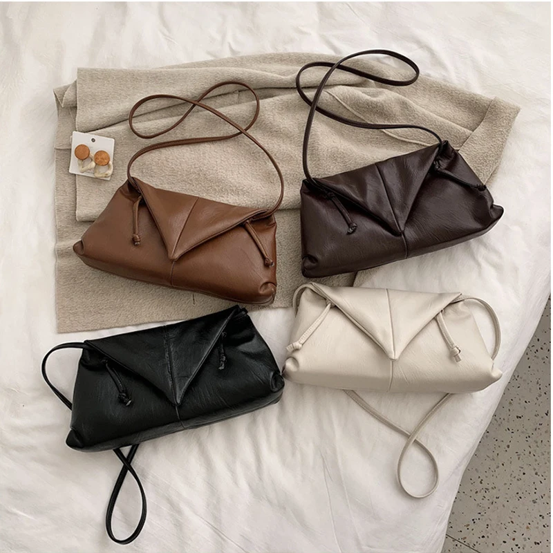 Мягкая кожаная сумка конверт Женская одноцветная на плечо текстурная