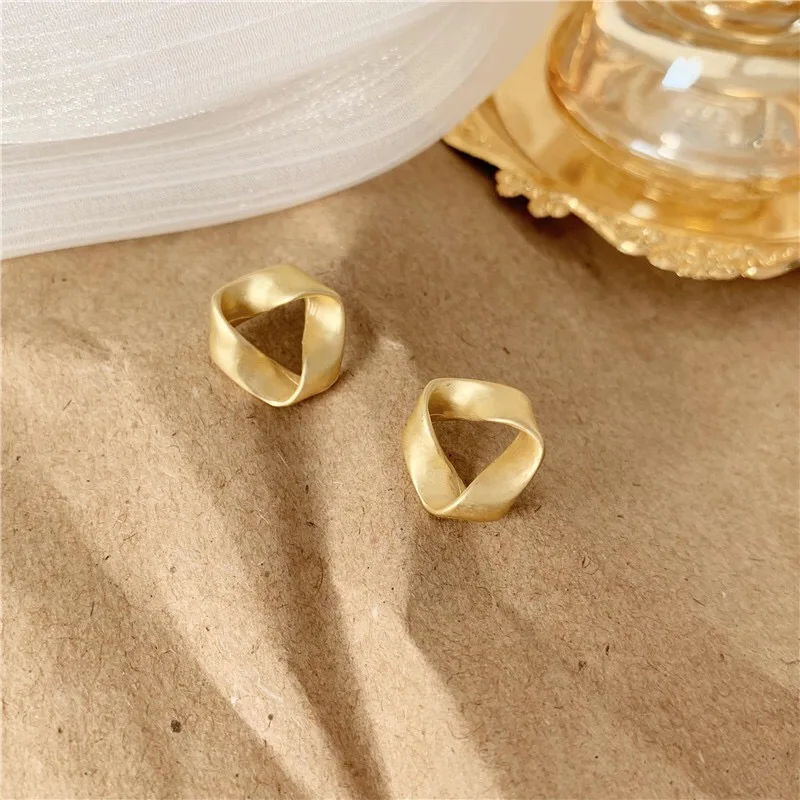 

Girafe Fashion Metal Statment Golden Color Stub Earrings For Women Irregular Simple Jewelry