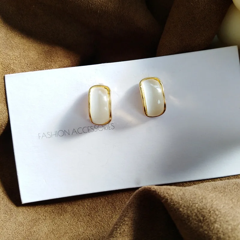 Серьги гвоздики женские полупрозрачные короткие с золотым