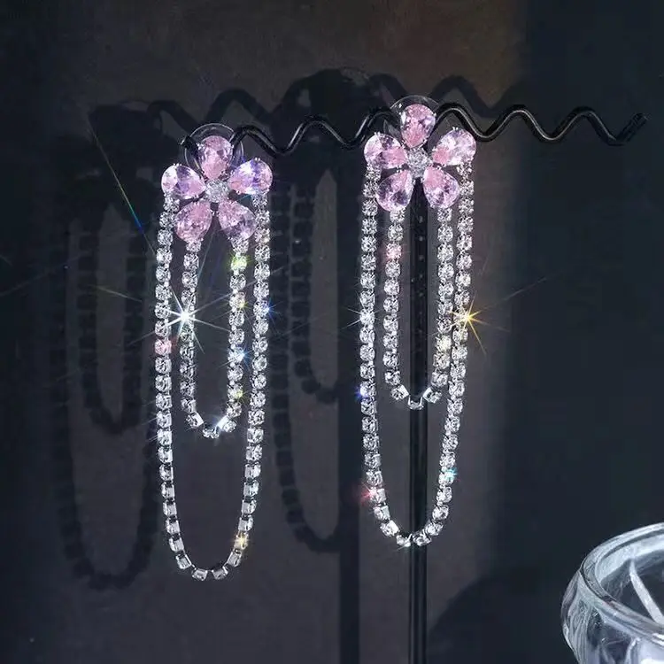 

Женские длинные серьги с розовыми кристаллами