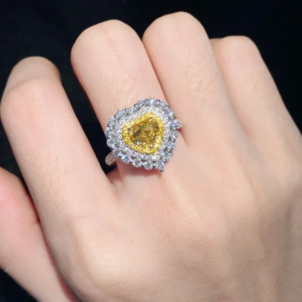 Кольцо из чистого золота 18 карат с натуральными бриллиантами красивое кольцо