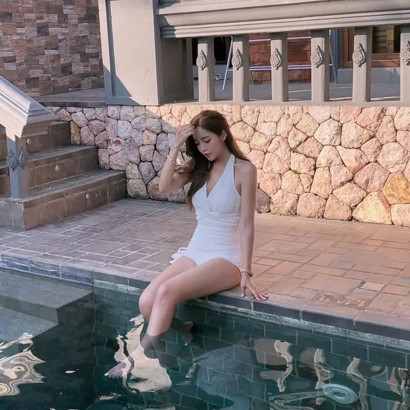 

South Korea's new beach hot spring swimsuit women Sexy beachwear White twisted flower cover belly slimming bikini