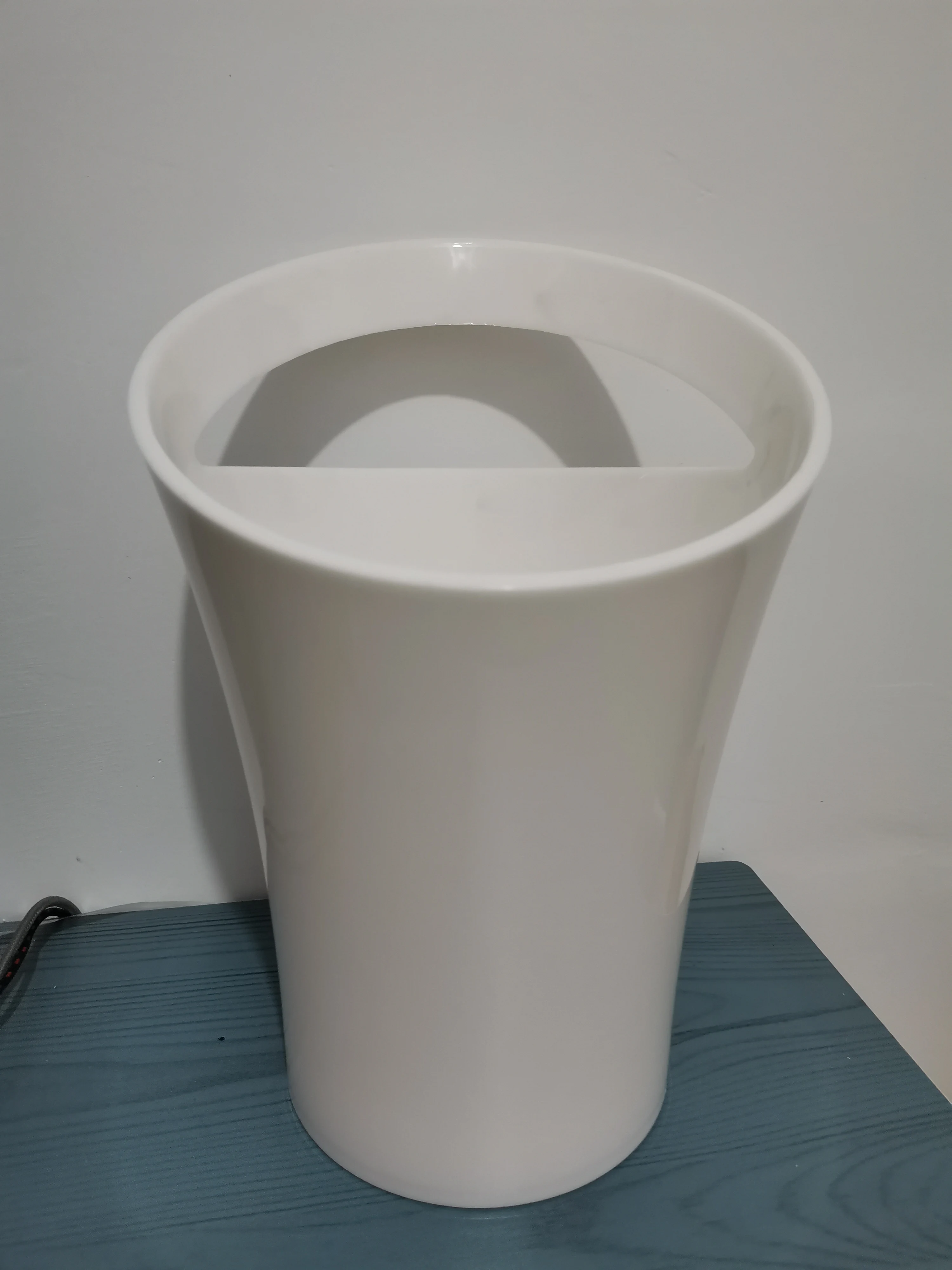 

New fashion 3L white acrylic ice bucket wine cabinet is the wine rack of MOET Chandon wine beer party bucket